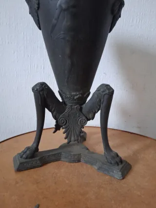 Vaso antico con figure mitologiche