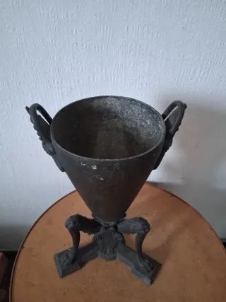 Vaso antico con figure mitologiche