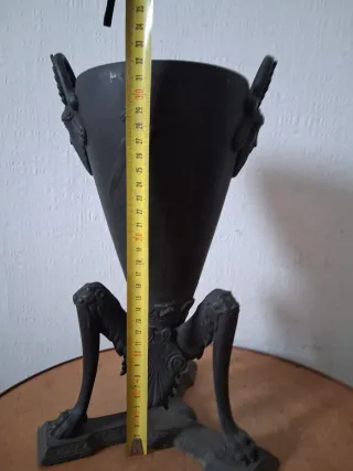 Vaso antico con figure mitologiche