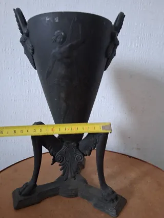 Vaso antico con figure mitologiche