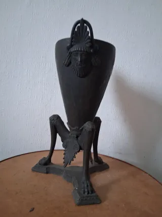 Vaso antico con figure mitologiche