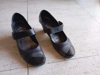 Zapatos negros, gris y azul