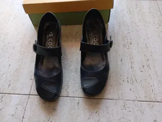Zapatos negros, gris y azul