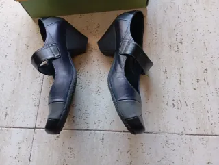 Zapatos negros, gris y azul