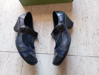 Zapatos negros, gris y azul