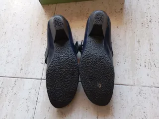 Zapatos negros, gris y azul