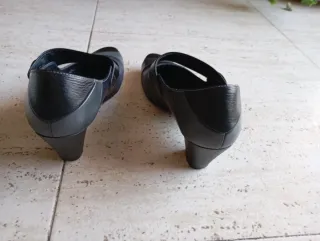 Zapatos negros, gris y azul