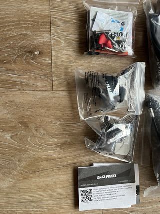 Manetas Sram Red AXS cambio y freno