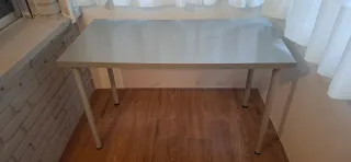 Escritorio con patas regulables