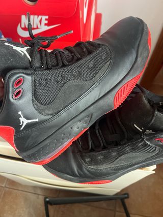 Zapatillas Jordan Negras y Rojas