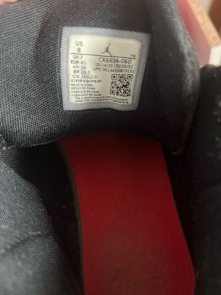 Zapatillas Jordan Negras y Rojas
