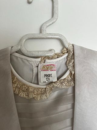 Vestido de comunión niña blanco. necesita un lavad