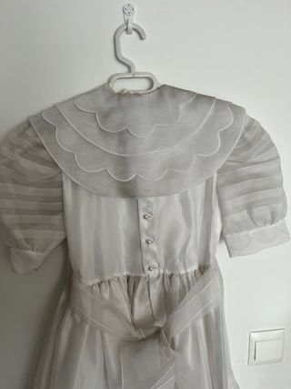 Vestido de comunión niña blanco. necesita un lavad
