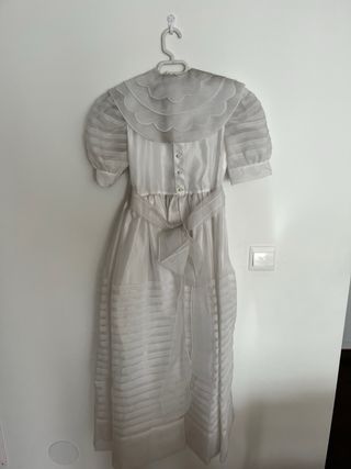 Vestido de comunión niña blanco. necesita un lavad