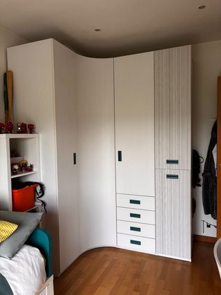 Armario rincón infantil blanco y verde-azúl