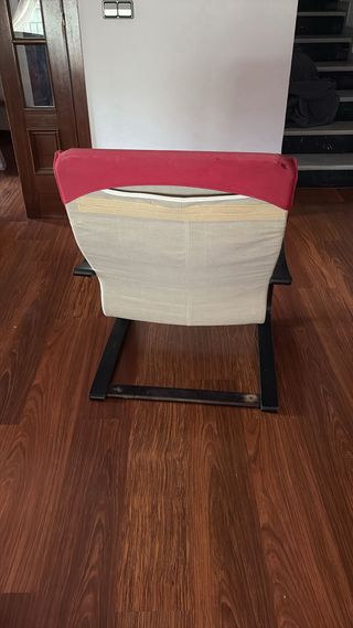 Sillón rojo y negro de madera