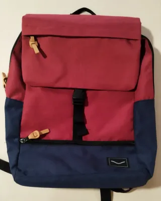 Mochila con solapa azul y roja