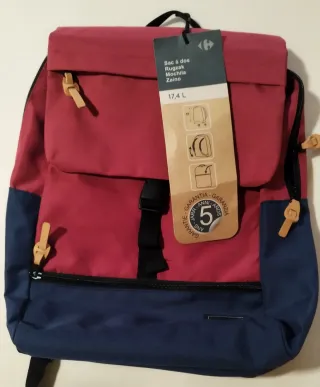 Mochila con solapa azul y roja