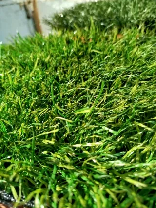 Césped artificial verde y olivo