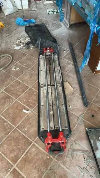 Hormigonera, puntales y cortadora