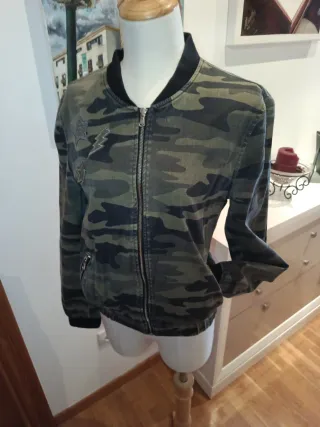 Chaqueta Zara camuflaje customizada
