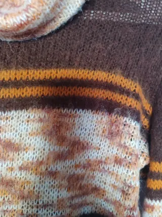 Jersey de punto cuello alto rayas. Punto fino.