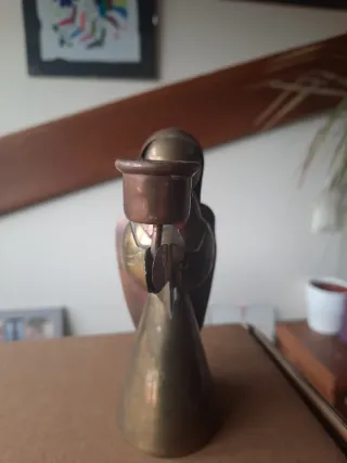 Candelabro antiguo de cobre. Forma de ángel