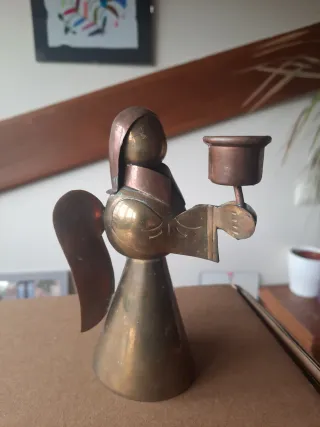 Candelabro antiguo de cobre. Forma de ángel