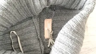 Jersey cuello alto gris trenzado