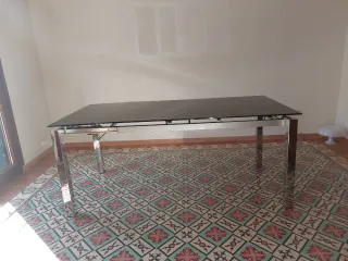Mesa de cristal y metal negra