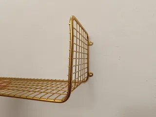 Estantería metálica dorada