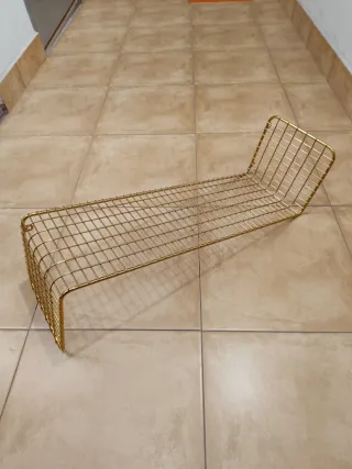 Estantería metálica dorada