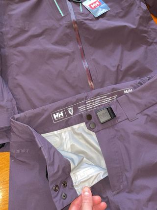 Conjunto cortaviento ultraligero 950€ Helly Hansen