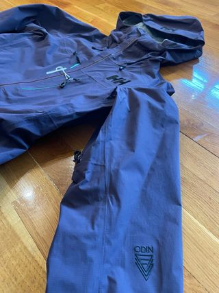 Conjunto cortaviento ultraligero 950€ Helly Hansen