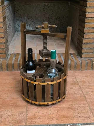 Botellero de madera con prensa