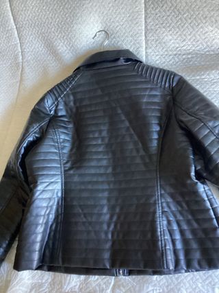 Cazadora Punto Roma efecto piel negra
