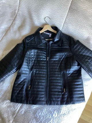 Cazadora Punto Roma efecto piel negra