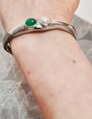 REBAJAS % Brazalete con piedra verde onix y perla