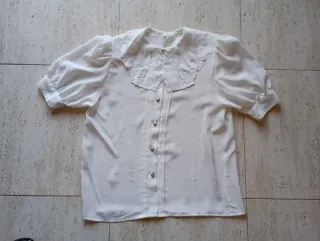 Camisa blanca con cuello de encaje