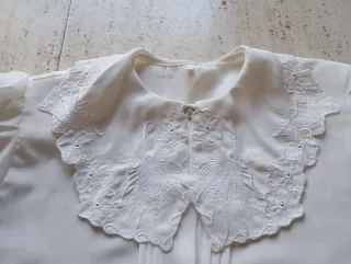 Camisa blanca con cuello de encaje