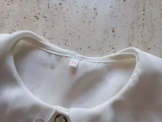 Camisa blanca con cuello de encaje