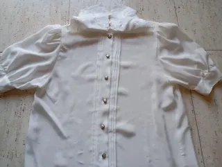 Camisa blanca con cuello de encaje