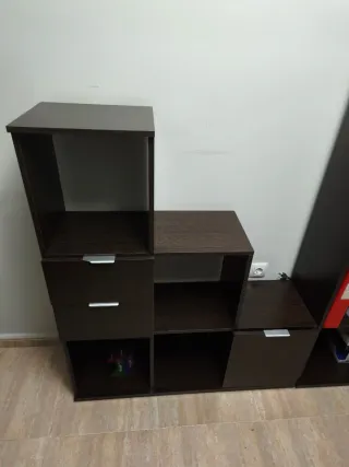 Estantería de color marrón en buen estado. 2 cajon