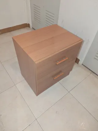 Mesita de noche de madera. De la tienda hipopotamo