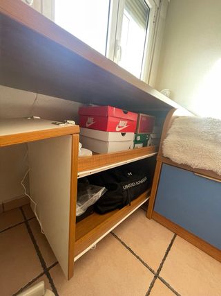Cama, escritorio y zapatero madera