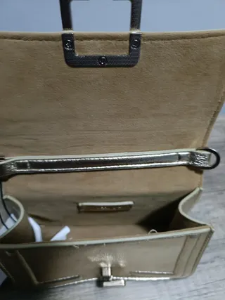 Bolso dorado. Con etiqueta