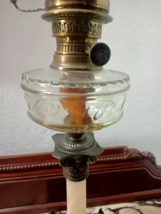 Quinqué antiguo de cristal y metal y mármol