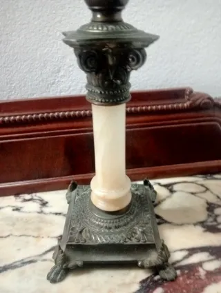 Quinqué antiguo de cristal y metal y mármol