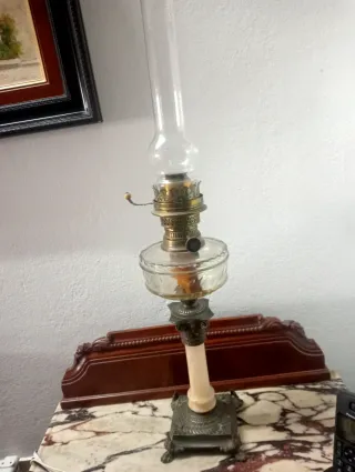 Quinqué antiguo de cristal y metal y mármol