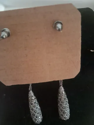 Pendientes largos plateados con cadena